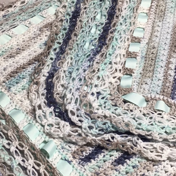 Gorgeous Crochet Blanket 33x44 inch - Picture 2 of 3
